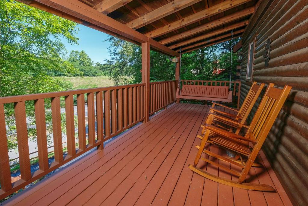 Cutest, comfiest log cabin with great screened in porch!, Sevierville