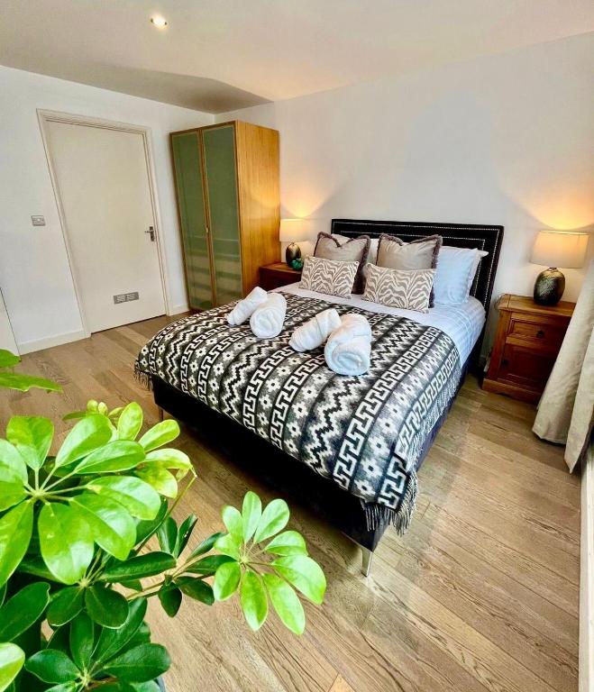 Modern Flat overlooking High St, Andover