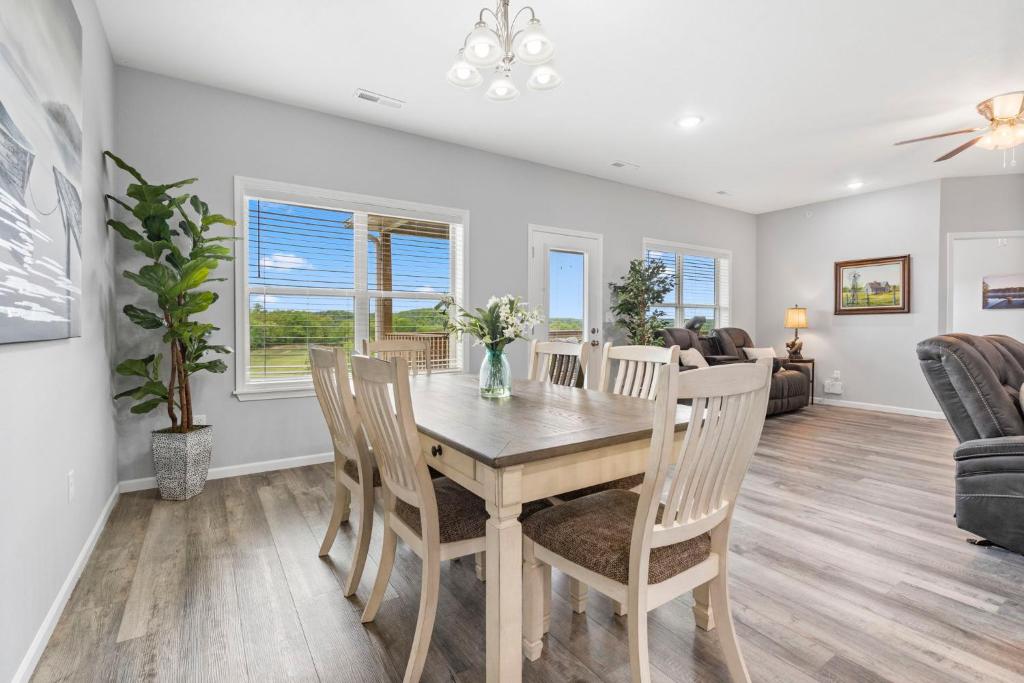 Stonebridge Resort, Golf Course, Pools, Upgraded Decor, Free Tickets, Branson West