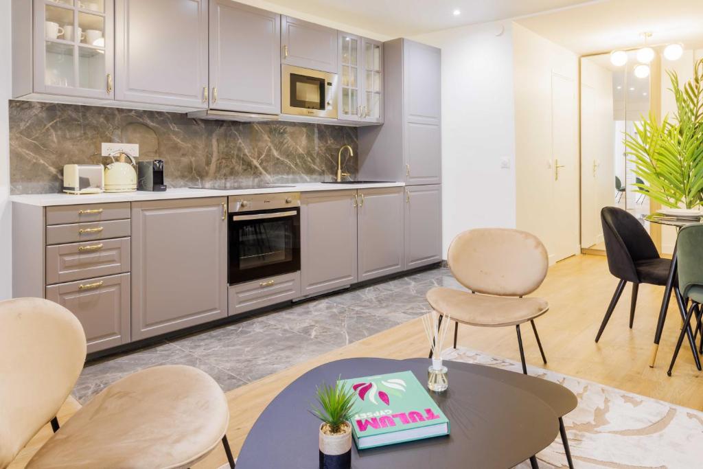 Apartment 3 Min from Haussmann, Sleeps 6 , 2BDR - 4