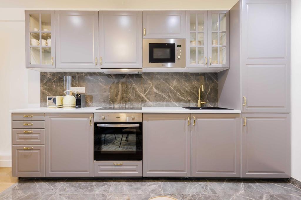 Apartment 3 Min from Haussmann, Sleeps 6 , 2BDR - 5
