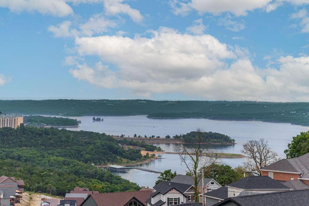 Putting Green-Table Rock Lake View-$400 of Free Tickets-Super Location-Hot Tub!, Branson