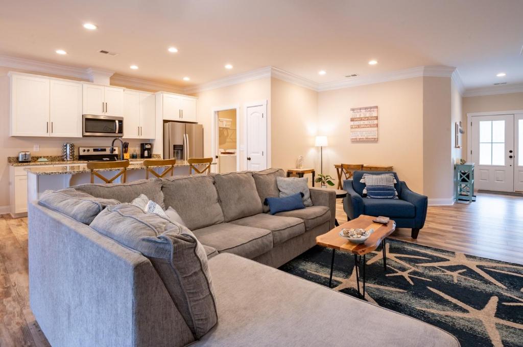 New Property on Oak Island- No Stairs- Short Drive to beach, Oak Island