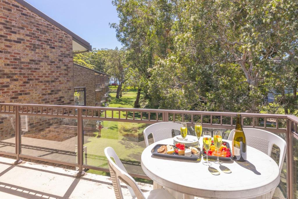 Bay Parklands 69 large unit with views pool tennis court and spa, Nelson Bay