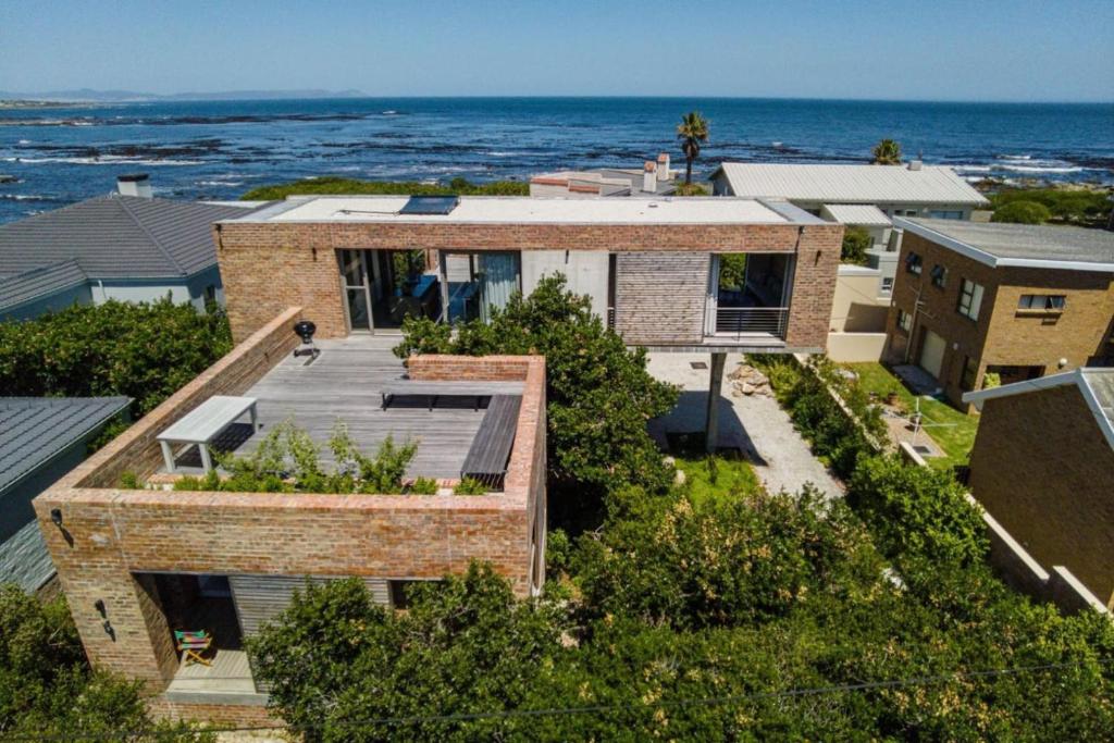 House Fynbos - sea view far and wide, Hermanus