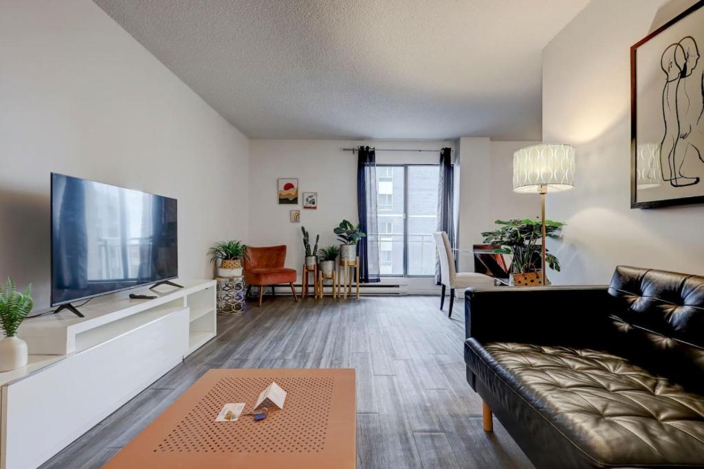 Inviting 1BR on Rene Levesque, Montreal
