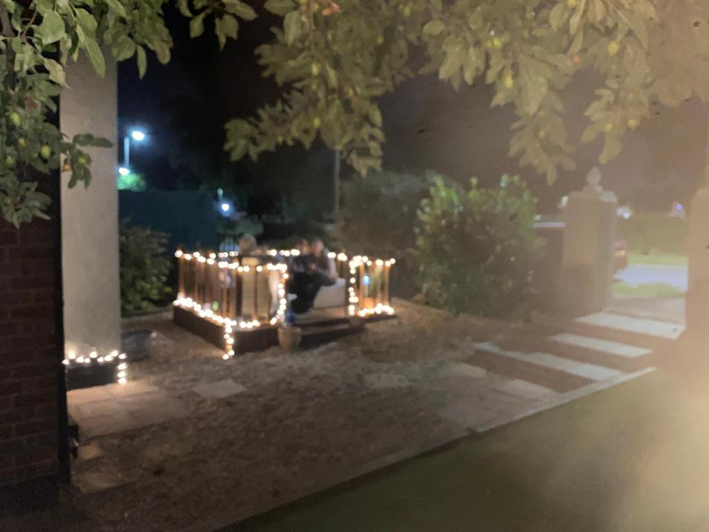 THE LOG CABIN no neighbours sleeps up to 5 people Free parking Bfst drinks PET FRIENDLY, Leicester