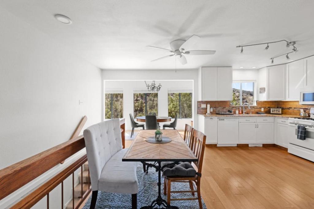 Juniper Views 1.8 mi Courthouse and Whisky Row, Prescott