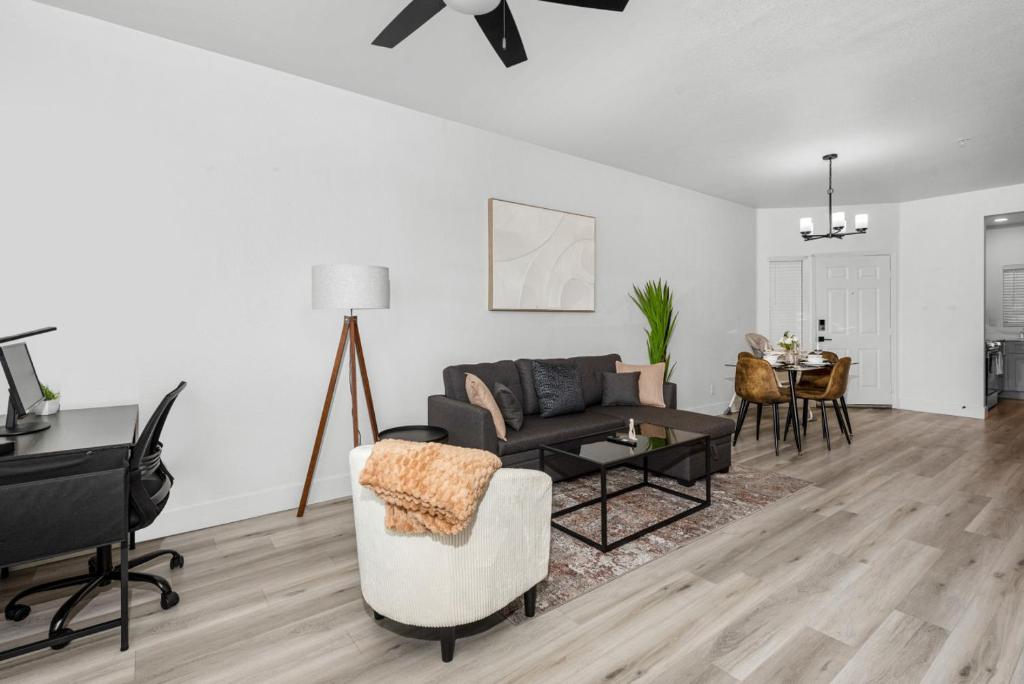 Stylish 2BR-Pool, Yoga Rm, Gym, Cabanas, BBQ,Prkng, Scottsdale