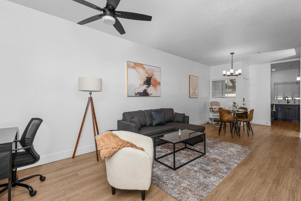 2BR Retreat-Pool, Yoga Rm, Gym, Cabanas, BBQ,Prkng, Scottsdale