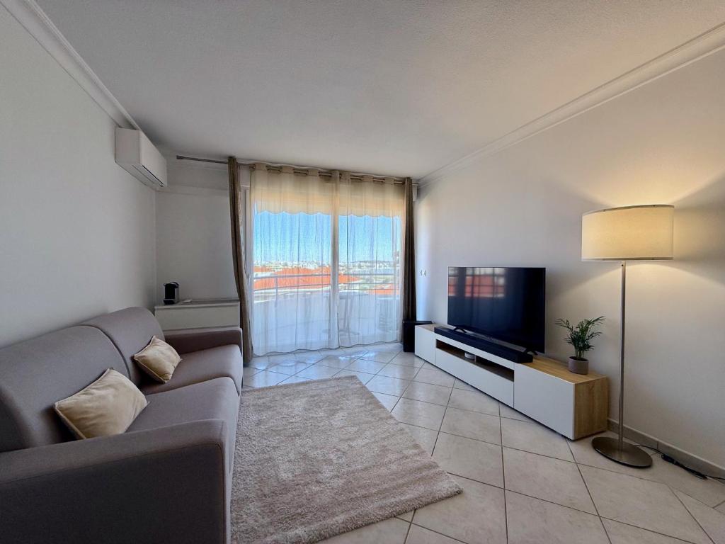 Elegant Apartment with Private Pool, Parking & 5min to beach - 2