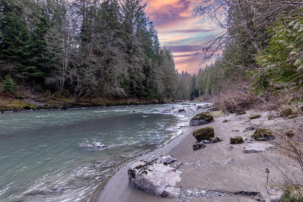 Chase's River Cabin - Hot-tub Firepit & Fireplace, Granite Falls