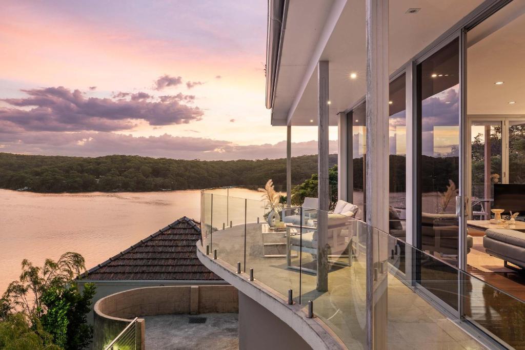 Waterfront Studio Room for Four - Breathtaking Coastal Escape at Caringbah South, Lilli Pilli