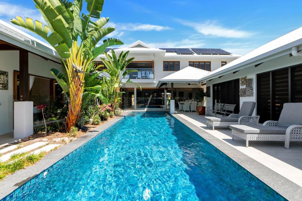 The Peony Isle - Luxe Lakeside Haven with Pool & Spa, Trinity Beach