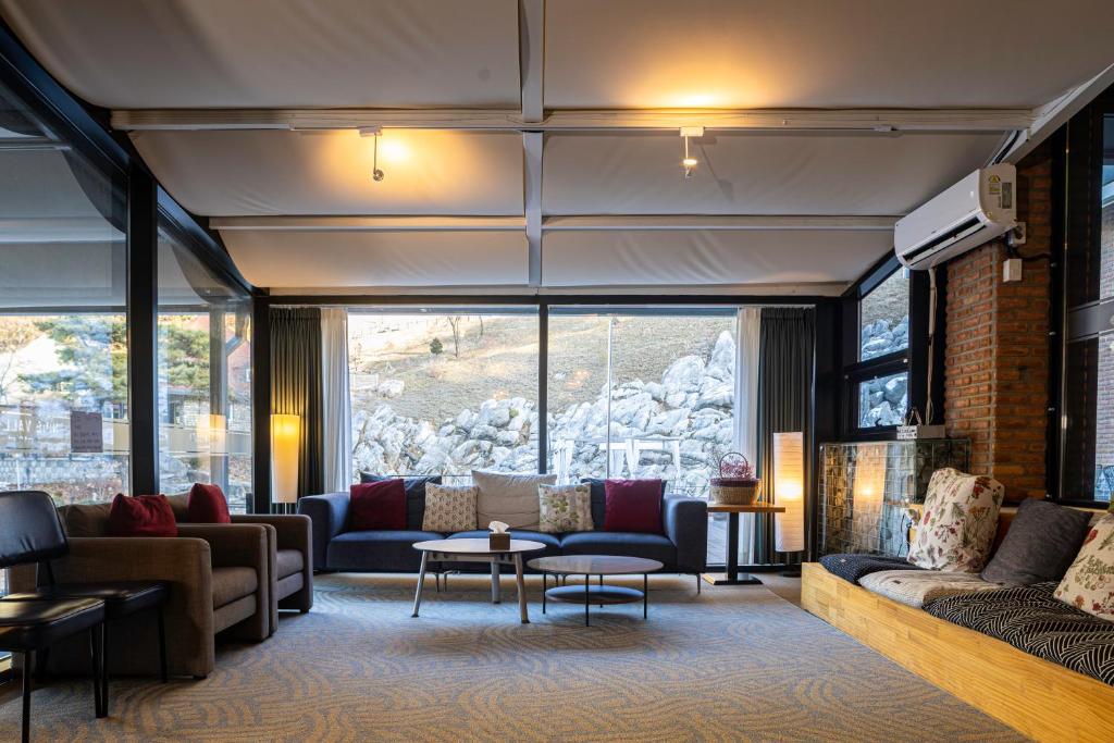 나인 밸리 파크의 유럽풍 건축물과 조경 사진