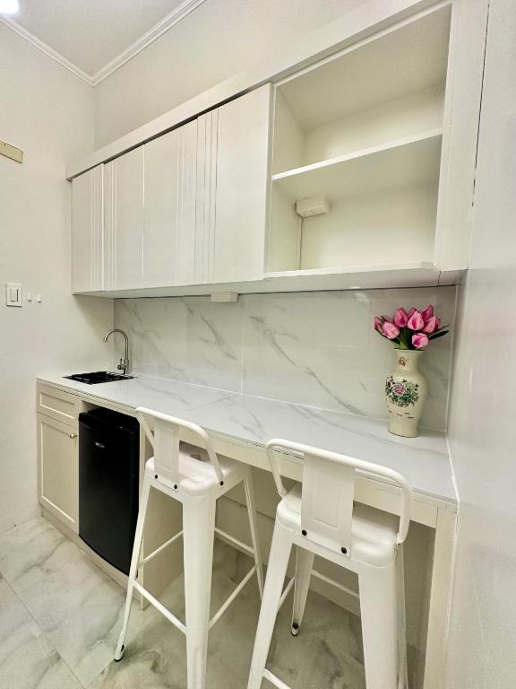 Studio Two Condominium, Alabang Northgate Cyberzone, DOVE-Fiber Wi-Fi Netflix ready, Manila