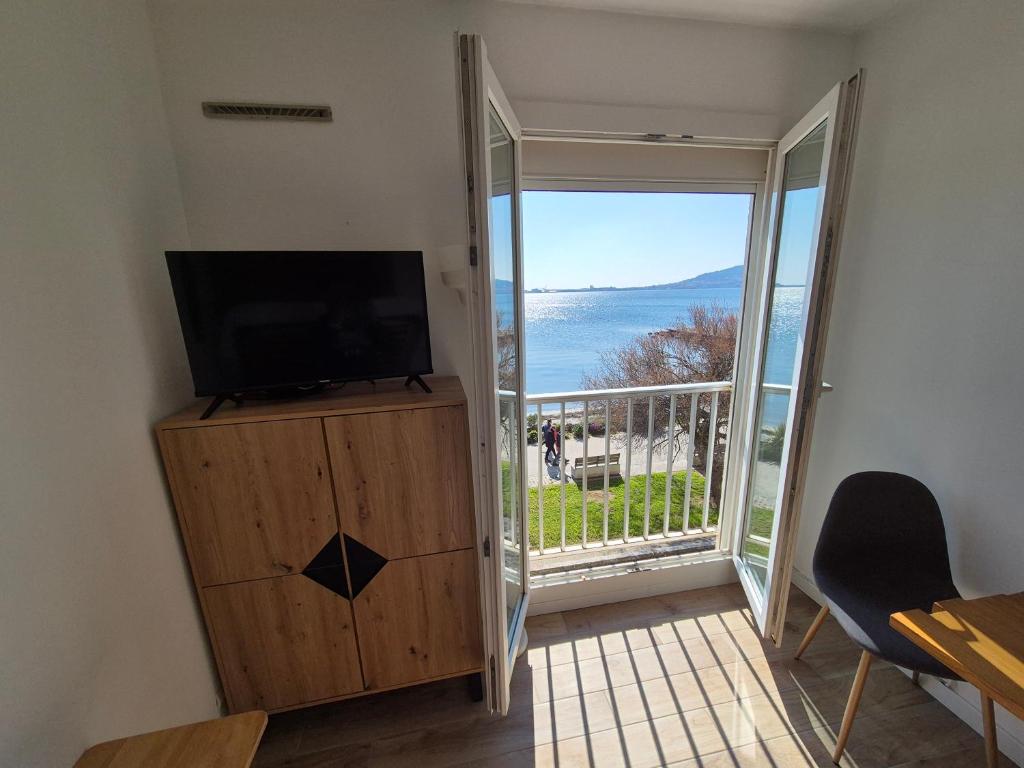 Studio 19m2 classé 1, vue sur étang de Thau, 200m des cures, 2eme Étage sans ascenseur - 3
