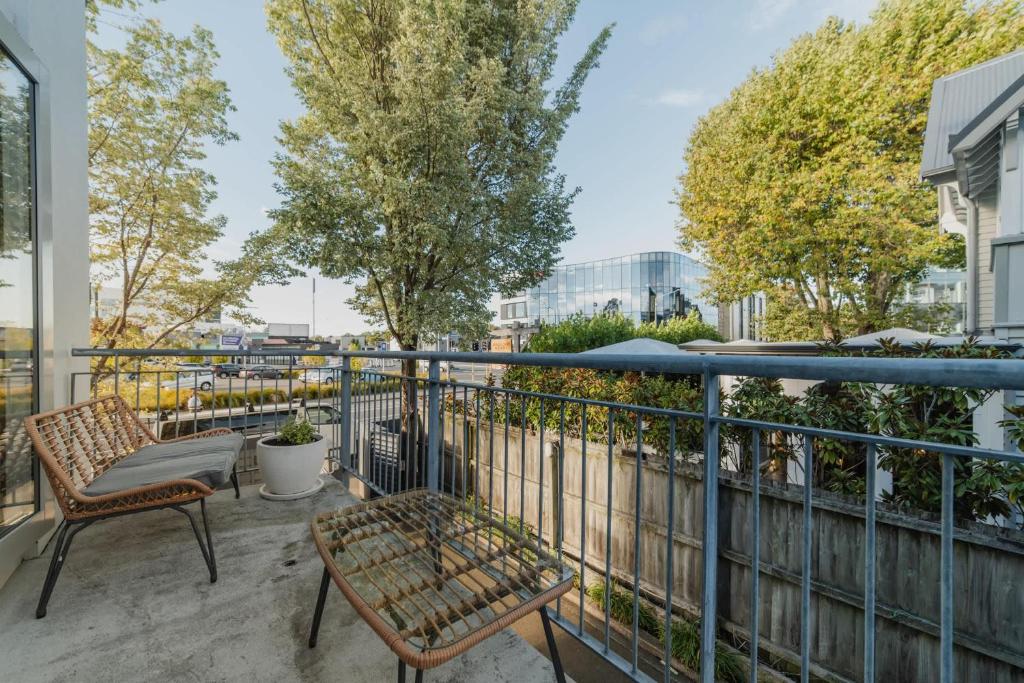 CBD Edge - 2BR Home with Balcony Sleeps 4, Christchurch