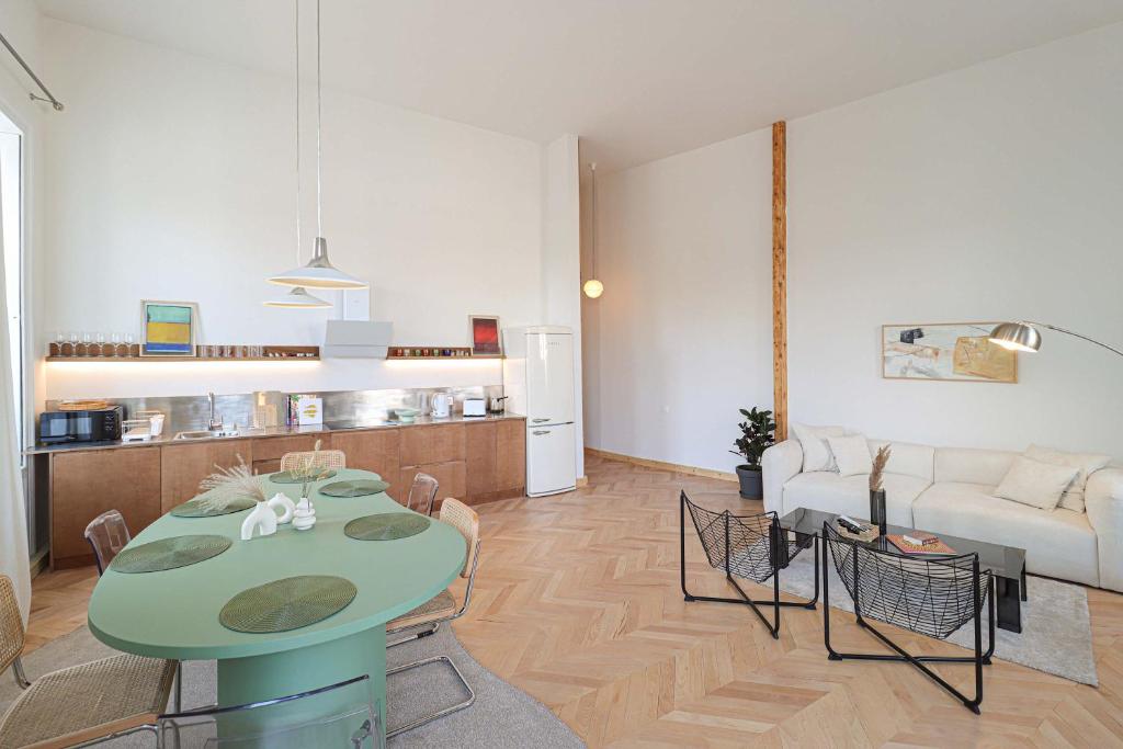 2BR Central Stylish Apt in Tbilisi - by Wehost, Tbilisi