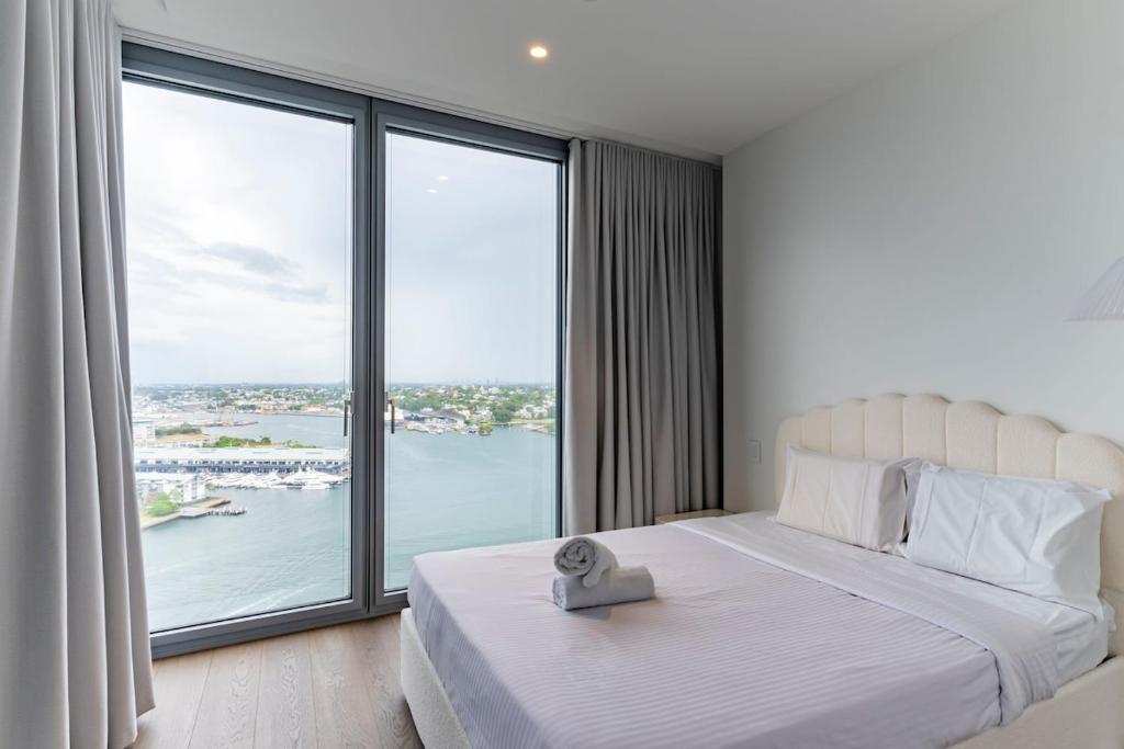 High-Level 2B Stunning Water Views in Barangaroo, Sydney