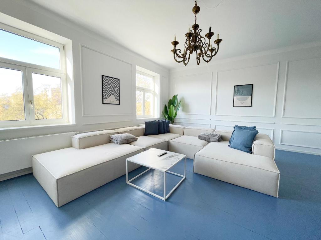 Luxurious 3 bedroom center flat with AC! - 2