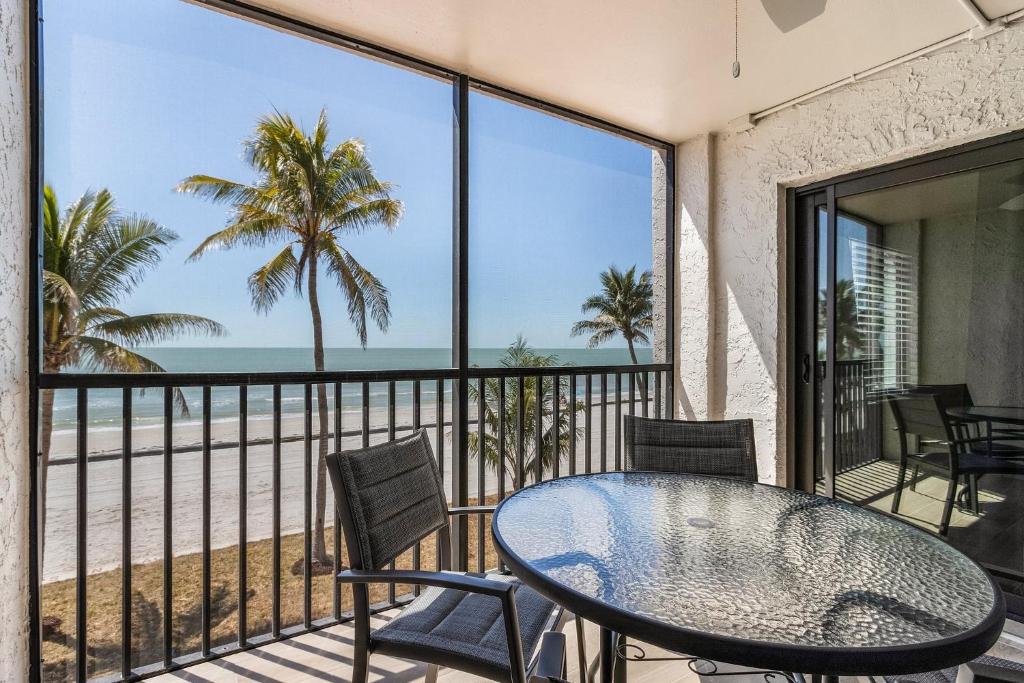 Seaside 209- Oceanview 2BR 2BA Condo with Pool, Steps to Beach condo, Fort Myers Beach