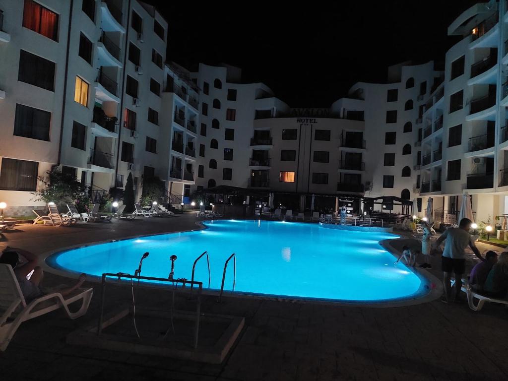 Avalon Lux, Slunečné pobřeží