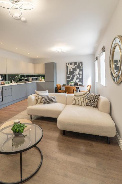 The Enchanting Silver Birch Retreat, New Forest, Ower