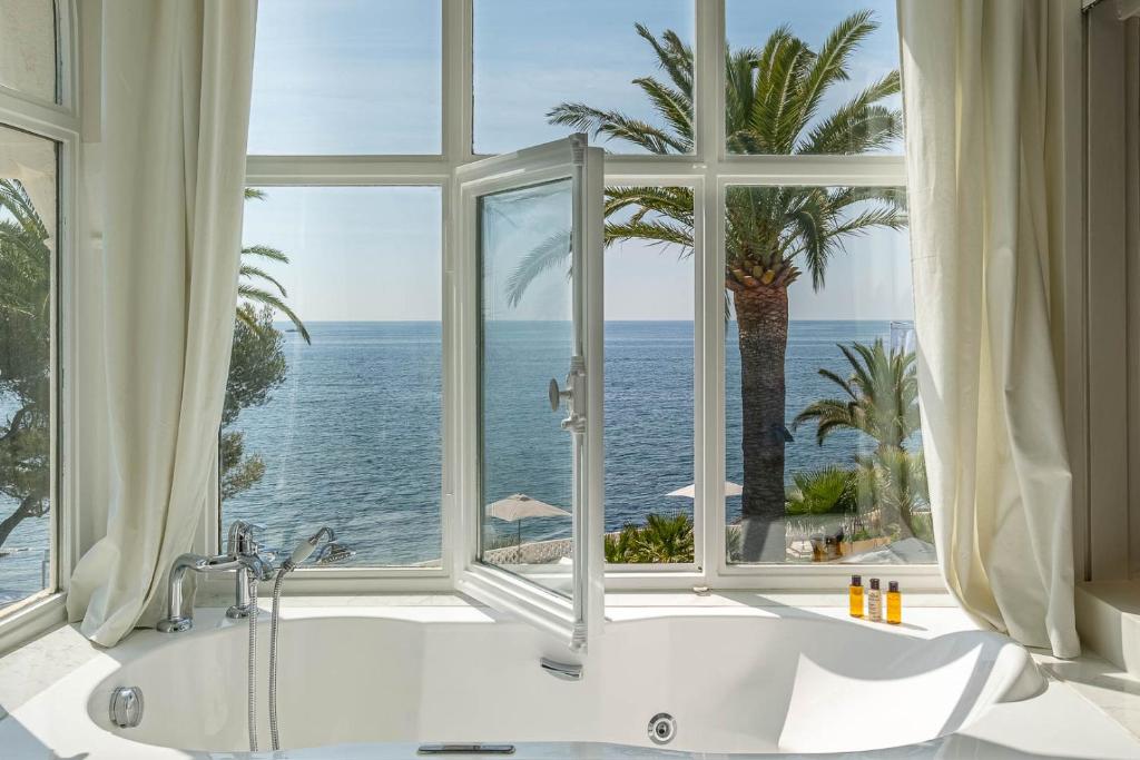 Bathroom, La Villa Mauresque in Saint-Raphael