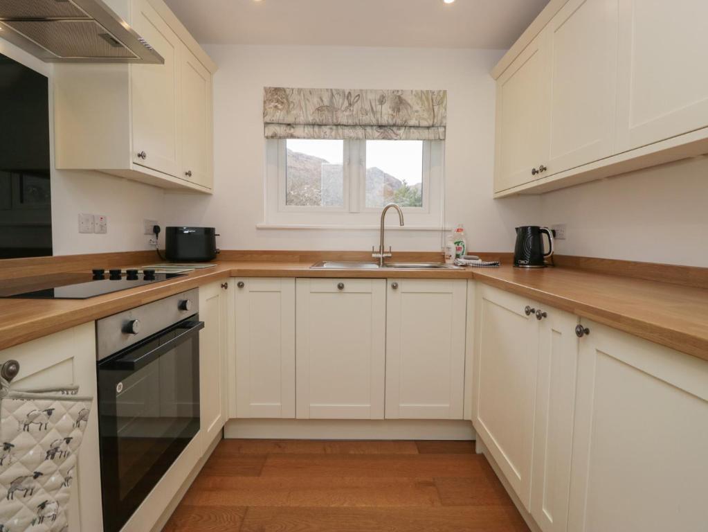Yewdale View Apartment - photo 3
