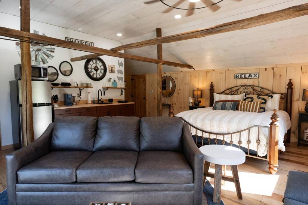 Couples Retreat - The HayLoft- Rustic Escape For 2, Oakland