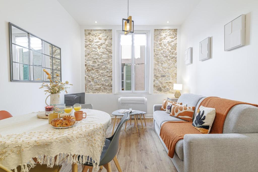 Old town Antibes Superb new flat, for 3, AC, Wi-Fi - 4