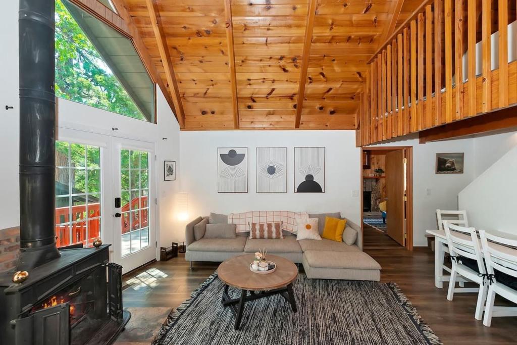 Alpine A-frame Tranquil Retreat in Big Bear Lake!, Big Bear Lake