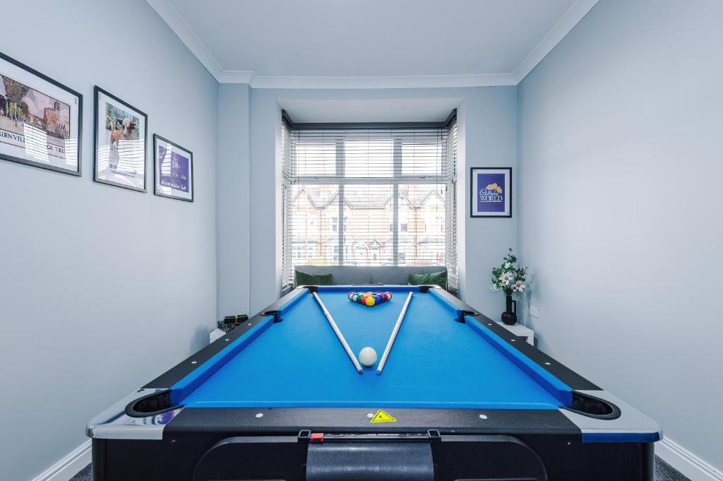 Spacious 4 Bed in Birmingham by 53 Degrees Property, Ideal for Business or Families, Games Room!, Birmingham