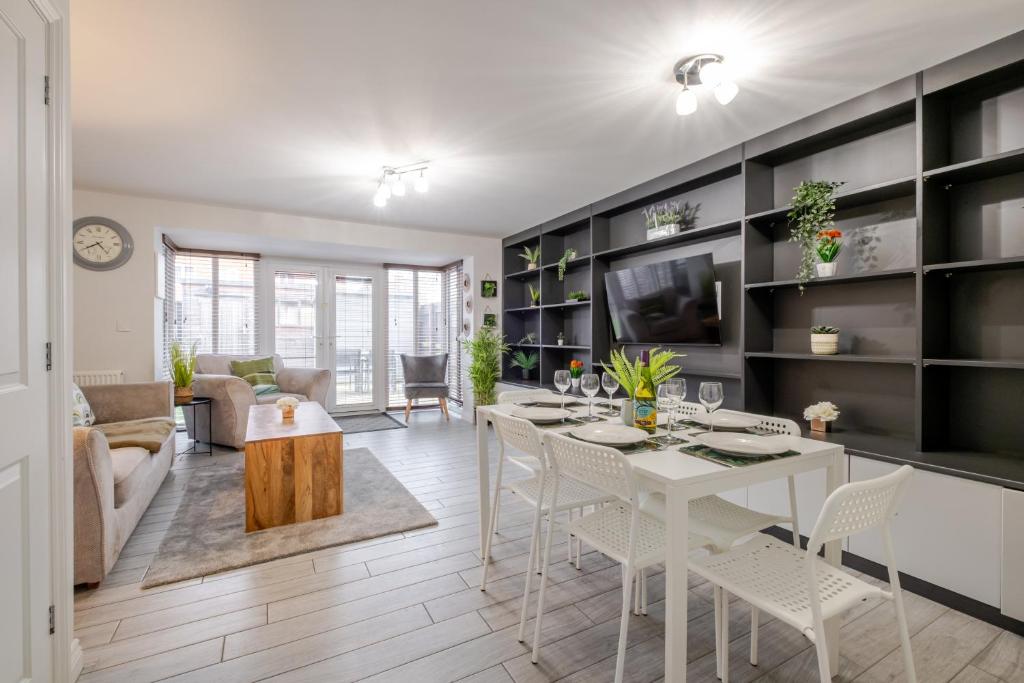 Comfy & stylish 4 bed house, Bedford