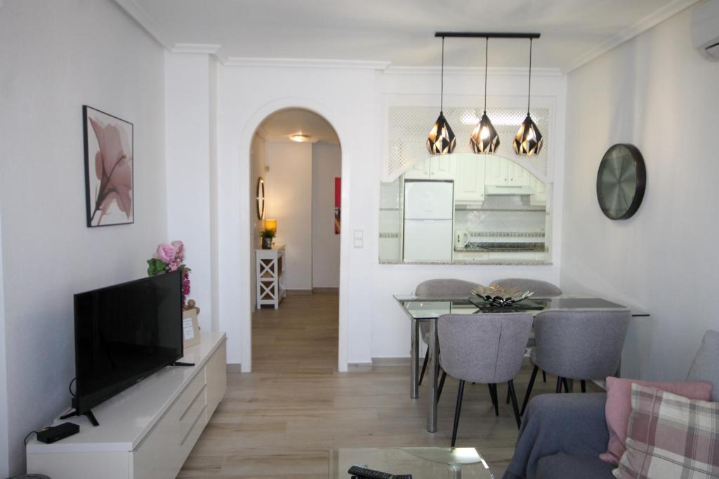 Luxury 2 bed, 2 bath apartment with sea view, central heating and new bathrooms. - 5