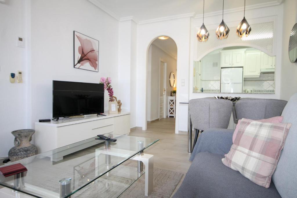 Luxury 2 bed, 2 bath apartment with sea view, central heating and new bathrooms. - 2
