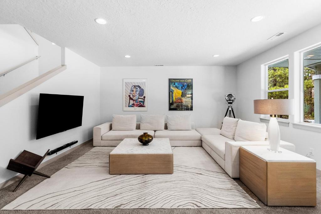 Moonlit Forest Retreat - Fireside Nights, Bend