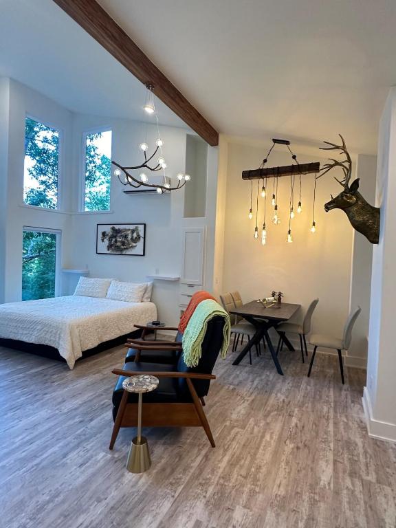 Firefly1 - luxury treehouse, hot tub, lake access, Eureka Springs