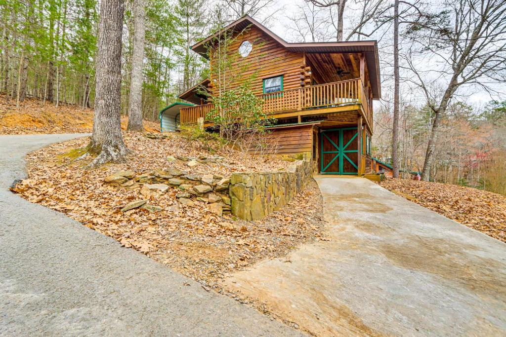 Secluded Mtn-View Cabin with Fireplaces in Murphy!, Salem