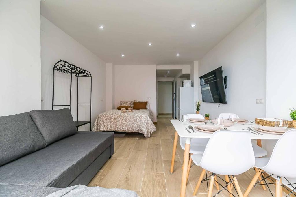 Apartamento reformado familiar, piscina y centro - 4