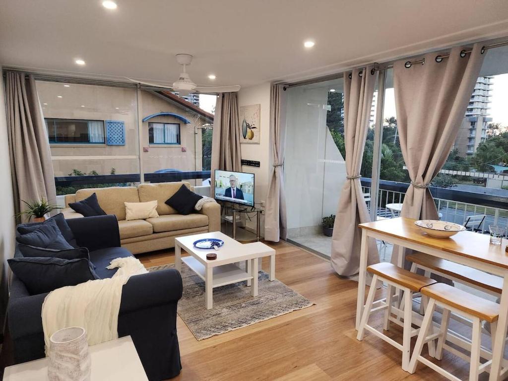 TJs Beachside Broadbeach Apartment - Views, WiFi, Gold Coast
