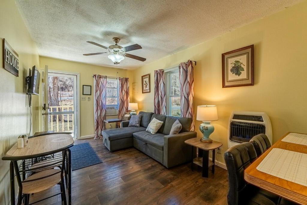 Quaint Cabin By The Creek Private, Pipestem