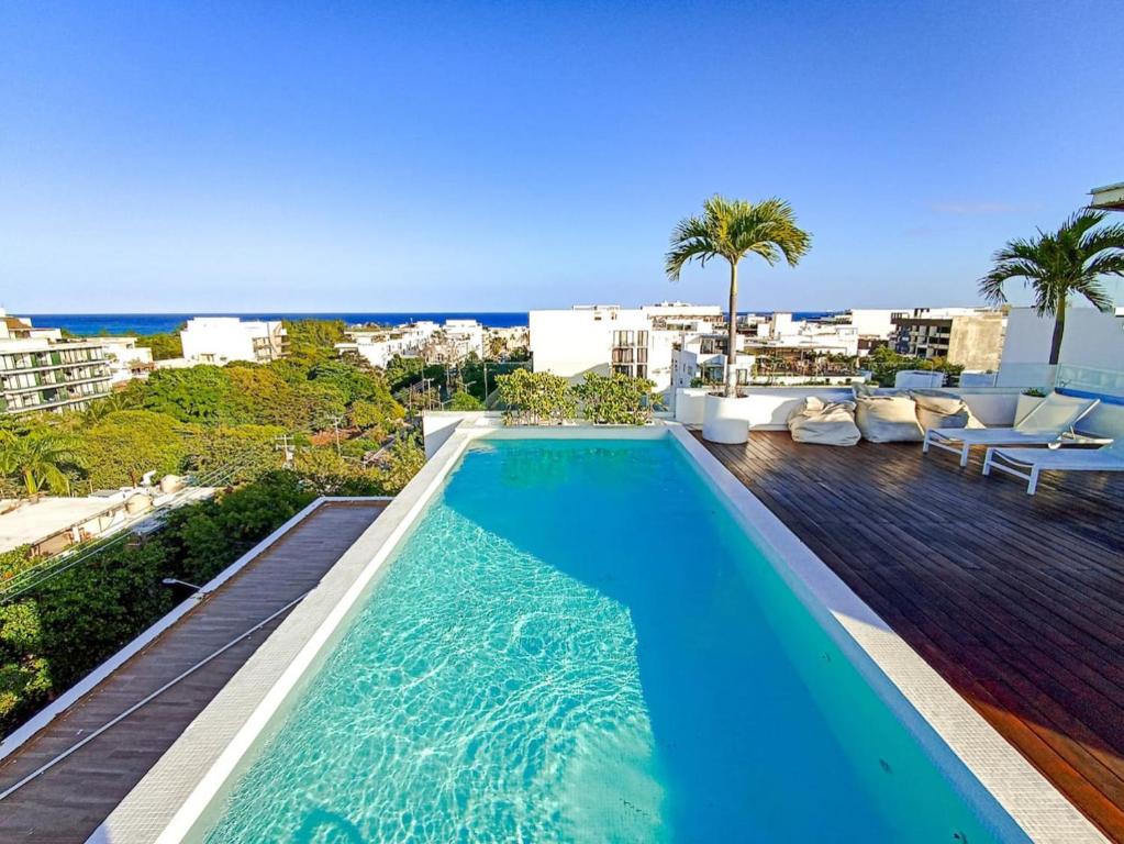 Wide Studio with Sunny Balcony Pool Gym Steps 2 Beach, Playa del Carmen