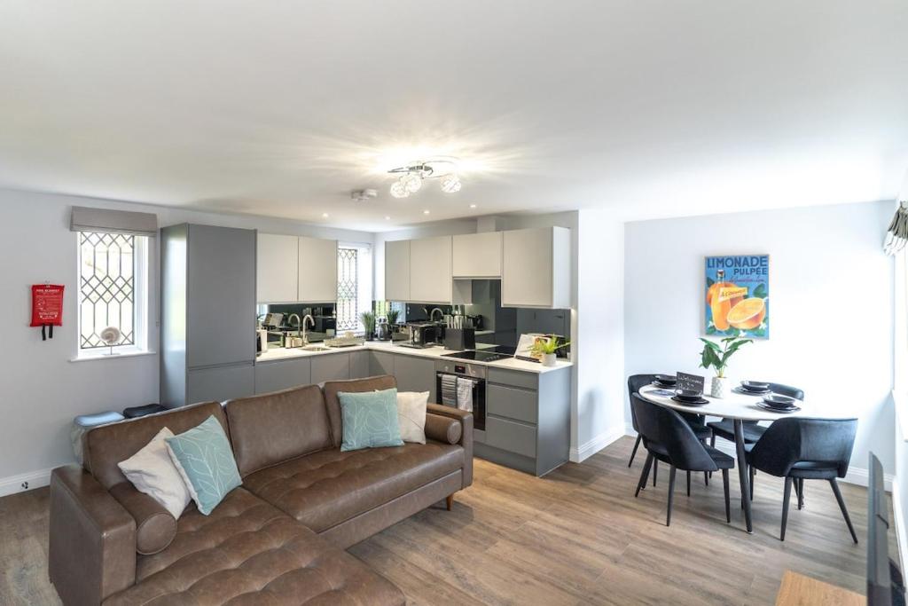 The Charming Redwood Escape, New Forest, Ower