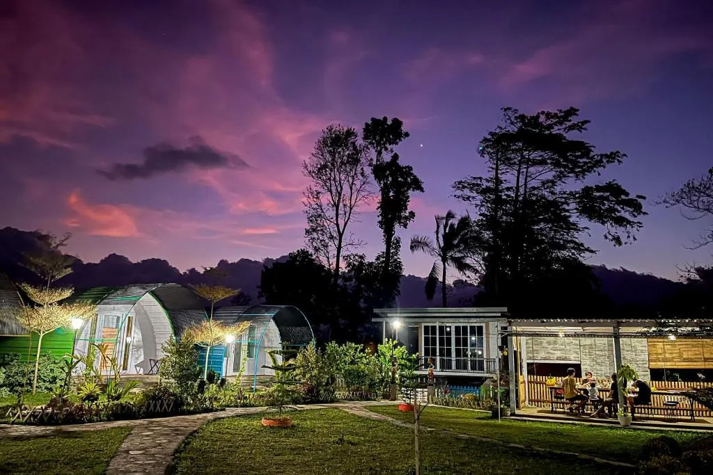 Rainbow Glamping, hotel in Padangan