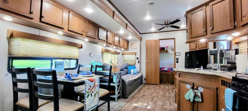 Bird House, Romance Glamping Pup Paradise Near River ADA, Smithville