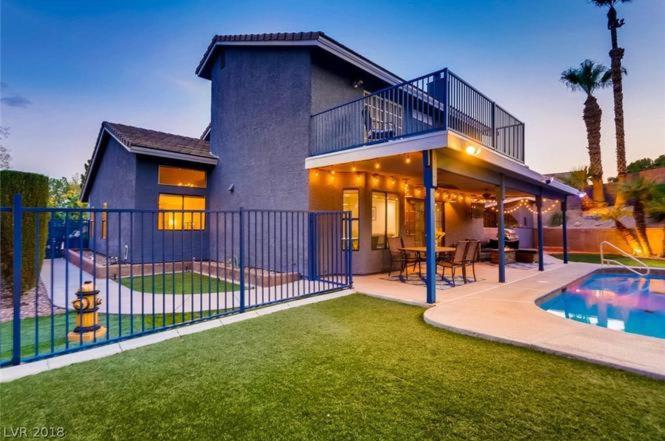 Modern Family Home w Pool Near Strip, Las Vegas