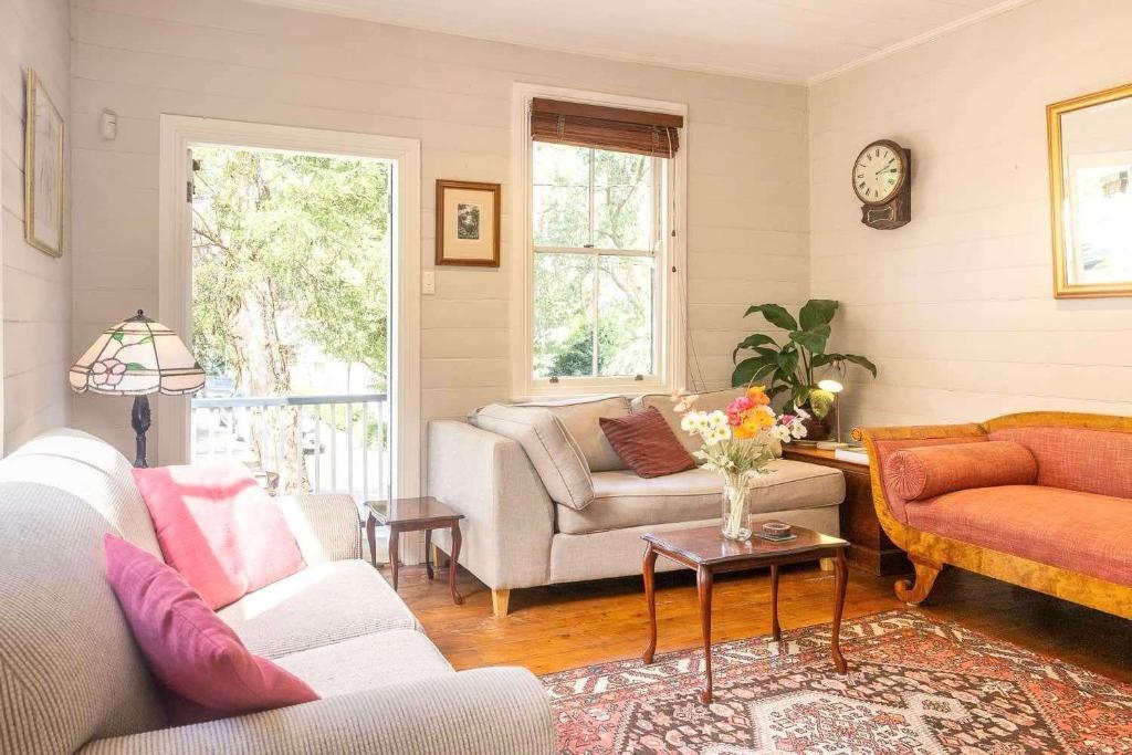 Charm & History 3bdr Cottage close to harbour views, Sydney