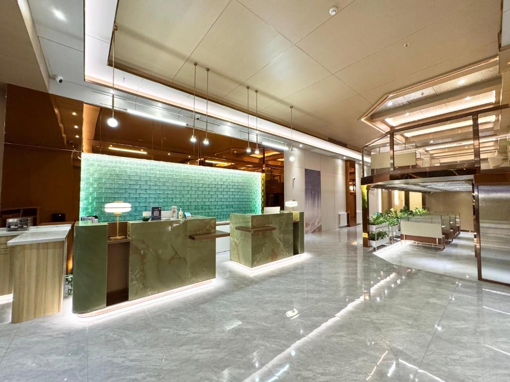 Dequan Hotel (Beijing Chaoyang Park Jintai Road Subway Station Store)